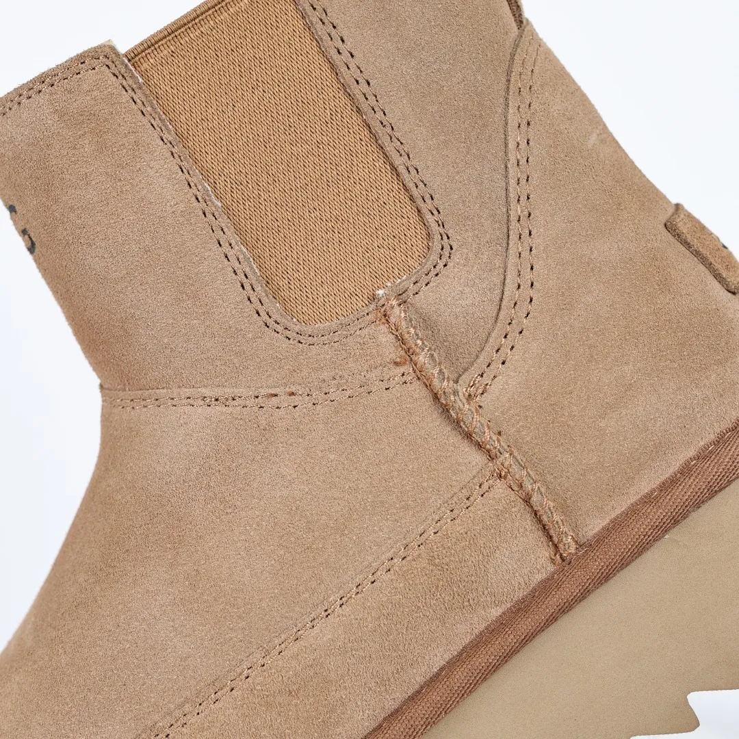 Pick up locally 💰640 Core recommendation with good price In recent years, uug has launched a series of styles, which are partially geared towards the preferences of young consumers and have also moved to the forefront of fashion trends. Shoe body material: water-repellent coated suede upper, 17mm UGGPURE™ implanted wool insole, lightweight non-slip and comfortable rubber outsole, with brand LOGO and trademark, with full packaging Size: 35 36 37 38 39 40